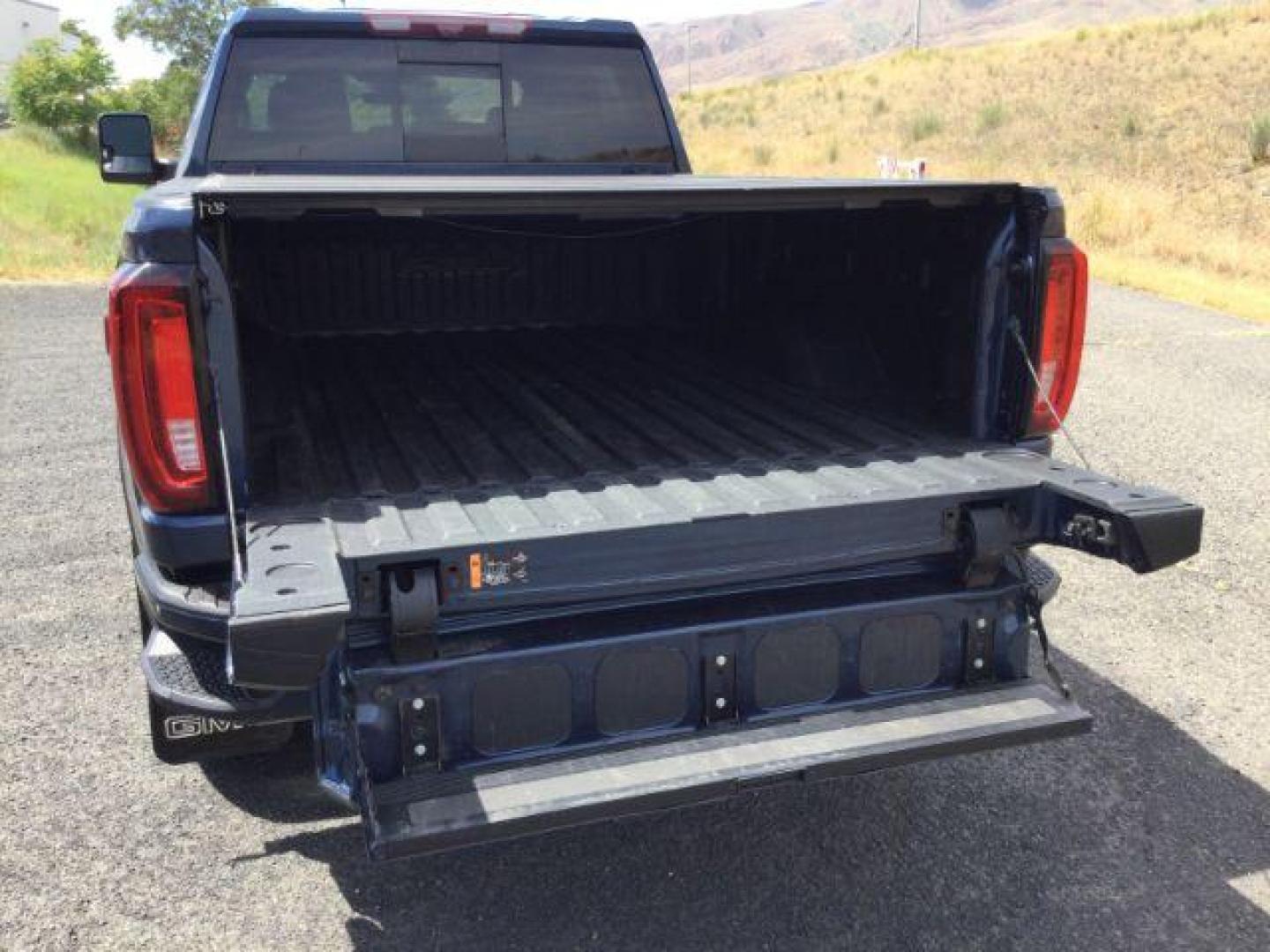 2022 Pacific Blue Metallic /Jet Black w/Kalahari Accents GMC Sierra 2500HD AT4 (1GT49PEY2NF) with an 6.6L V-8 gasoline direct injection engine, 10-speed automatic transmission, located at 1801 Main Street, Lewiston, 83501, (208) 743-9371, 46.417065, -117.004799 - Photo#7