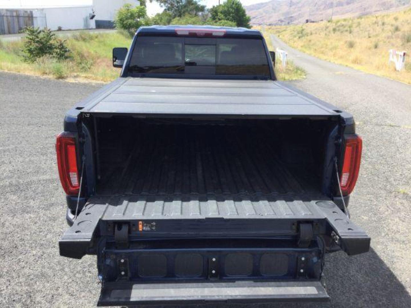 2022 Pacific Blue Metallic /Jet Black w/Kalahari Accents GMC Sierra 2500HD AT4 (1GT49PEY2NF) with an 6.6L V-8 gasoline direct injection engine, 10-speed automatic transmission, located at 1801 Main Street, Lewiston, 83501, (208) 743-9371, 46.417065, -117.004799 - Photo#8