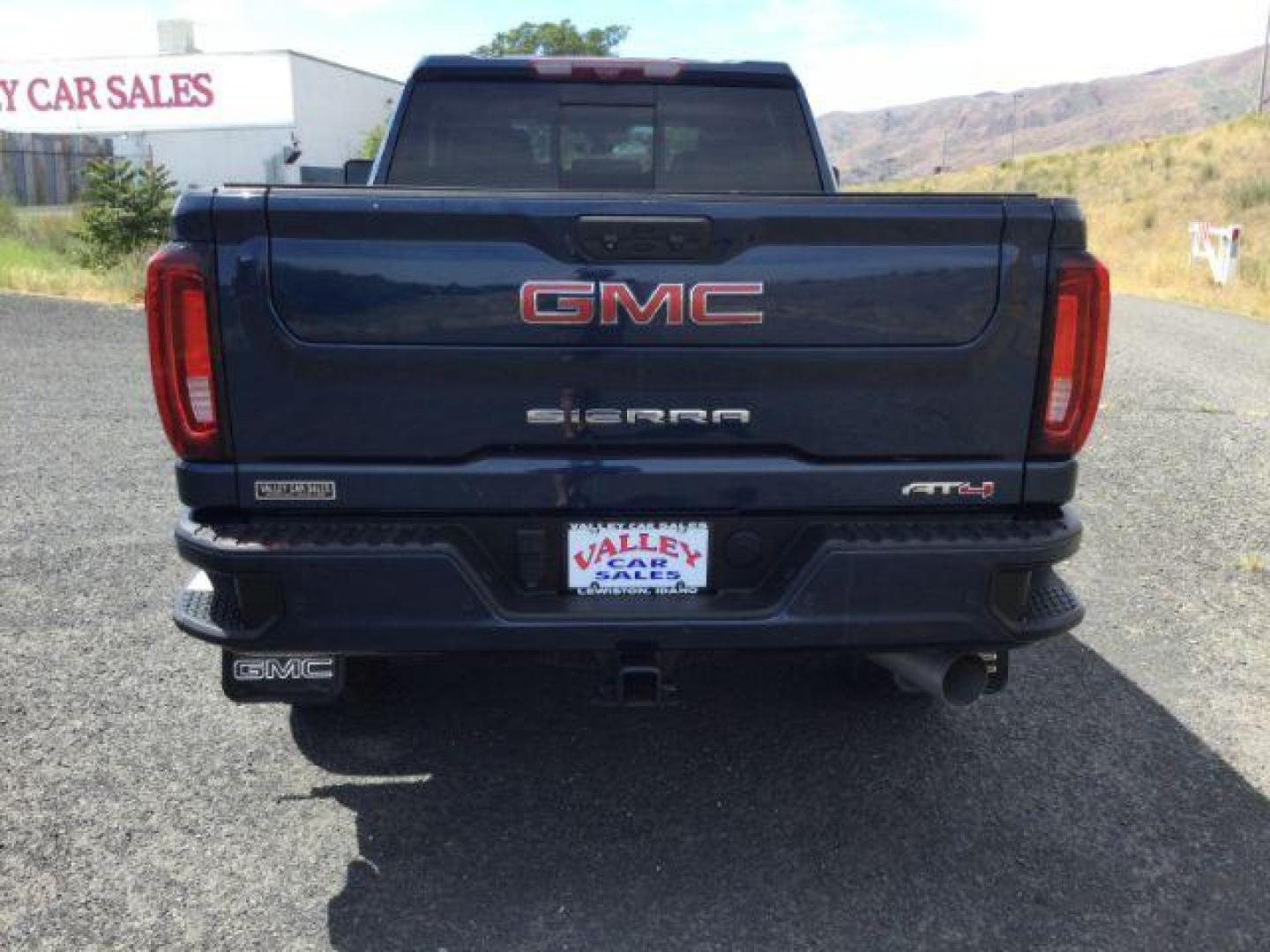 2022 Pacific Blue Metallic /Jet Black w/Kalahari Accents GMC Sierra 2500HD AT4 (1GT49PEY2NF) with an 6.6L V-8 gasoline direct injection engine, 10-speed automatic transmission, located at 1801 Main Street, Lewiston, 83501, (208) 743-9371, 46.417065, -117.004799 - Photo#9