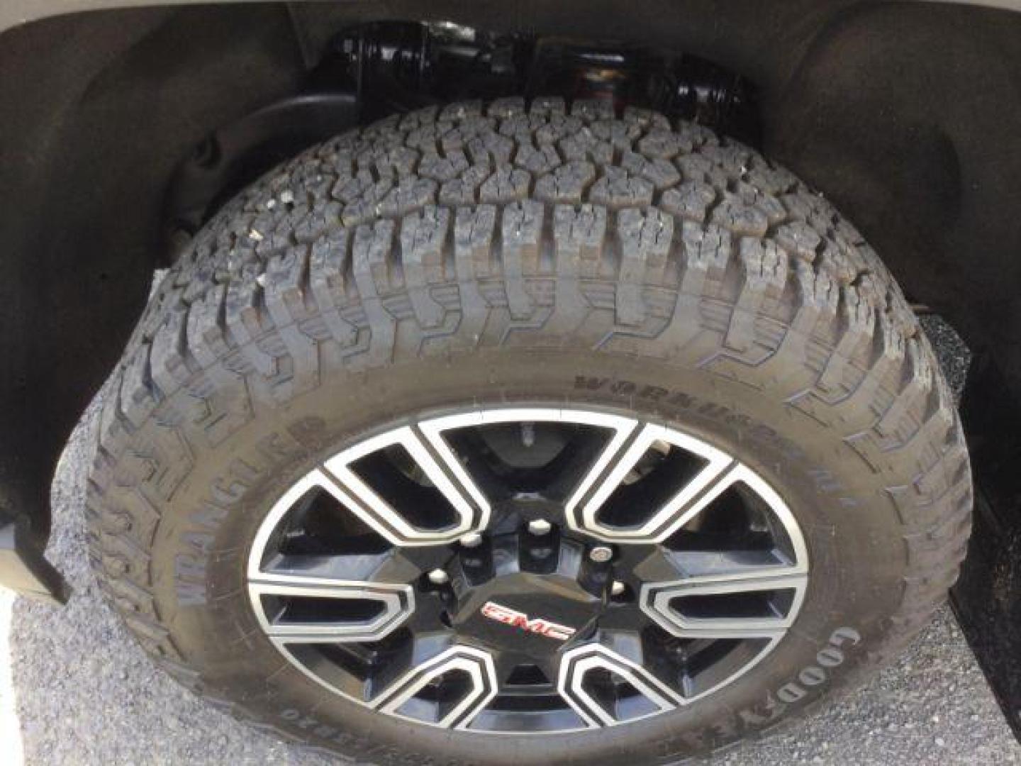 2022 Pacific Blue Metallic /Jet Black w/Kalahari Accents GMC Sierra 2500HD AT4 (1GT49PEY2NF) with an 6.6L V-8 gasoline direct injection engine, 10-speed automatic transmission, located at 1801 Main Street, Lewiston, 83501, (208) 743-9371, 46.417065, -117.004799 - Photo#19