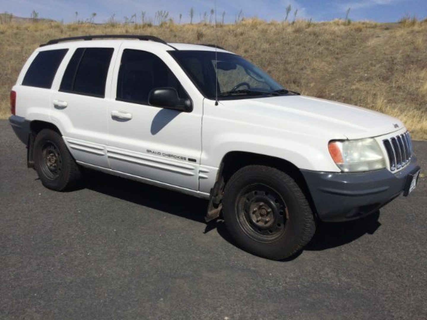 2003 Stone White Clearcoat /Dark Slate Gray Jeep Grand Cherokee Limited (1J8GW58N53C) with an Power Tech 4.7L V-8 regular unleaded engine, Automatic transmission, located at 1801 Main Street, Lewiston, 83501, (208) 743-9371, 46.417065, -117.004799- Photo#1