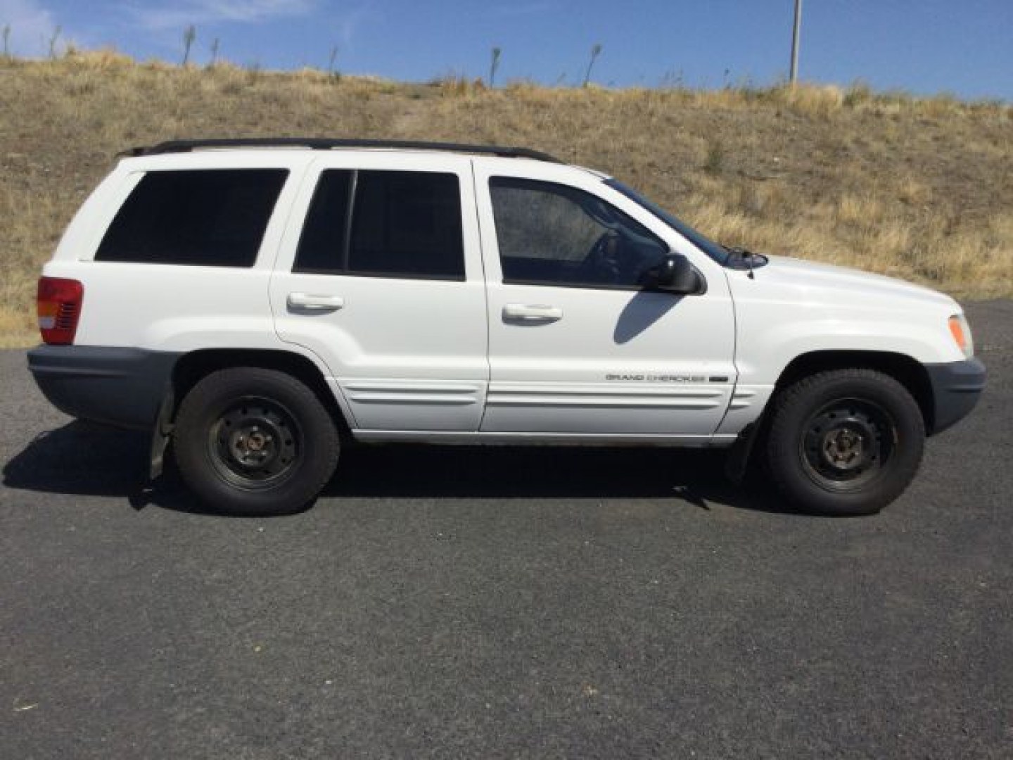 2003 Stone White Clearcoat /Dark Slate Gray Jeep Grand Cherokee Limited (1J8GW58N53C) with an Power Tech 4.7L V-8 regular unleaded engine, Automatic transmission, located at 1801 Main Street, Lewiston, 83501, (208) 743-9371, 46.417065, -117.004799- Photo#2