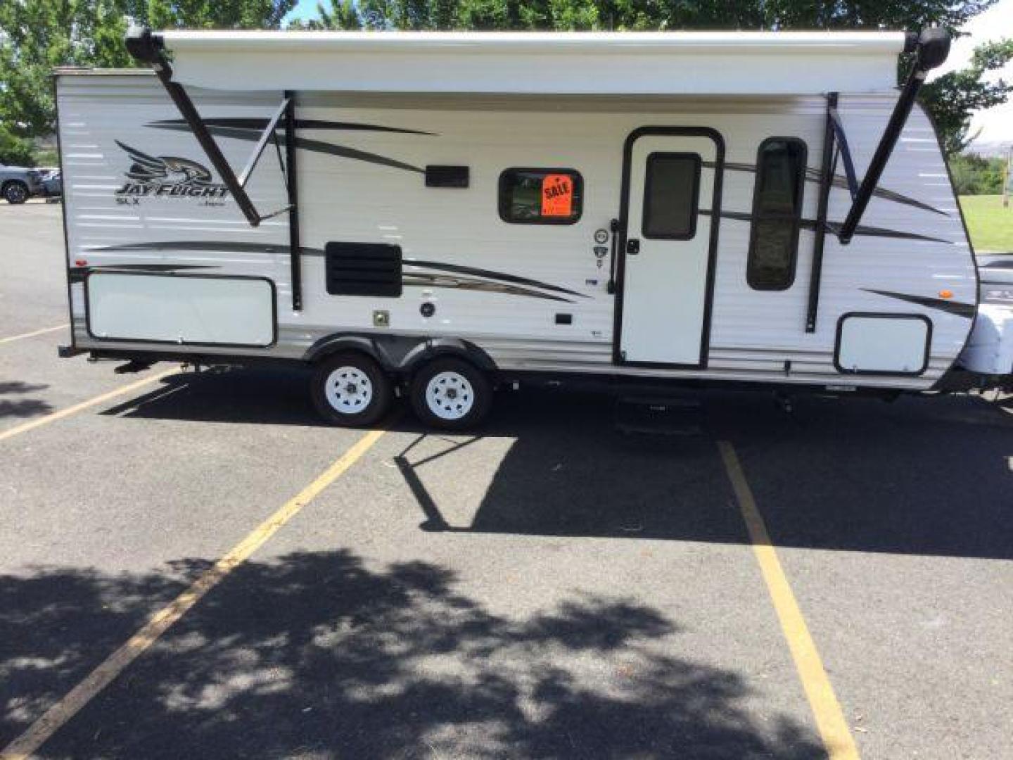 2018 WHITE /brown leather JAY FLIGHT SLX 224 RV (1UJBJ0BM9J7) , located at 1801 Main Street, Lewiston, 83501, (208) 743-9371, 46.417065, -117.004799- Photo#1