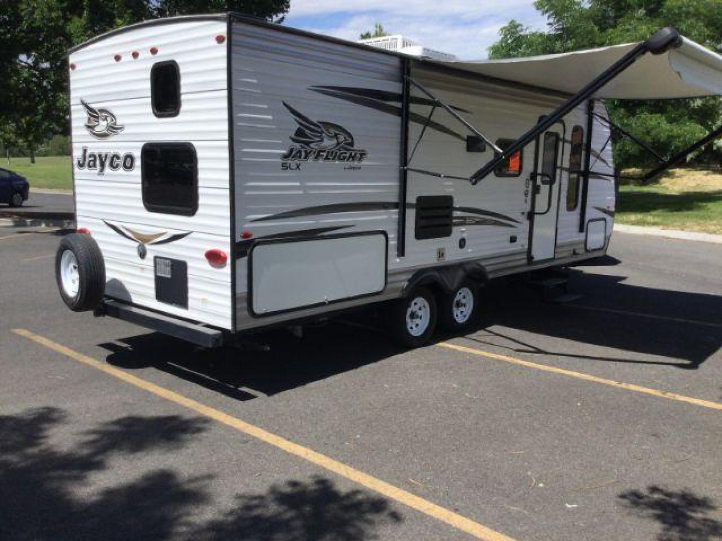 2018 WHITE /brown leather JAY FLIGHT SLX 224 RV (1UJBJ0BM9J7) , located at 1801 Main Street, Lewiston, 83501, (208) 743-9371, 46.417065, -117.004799- Photo#2