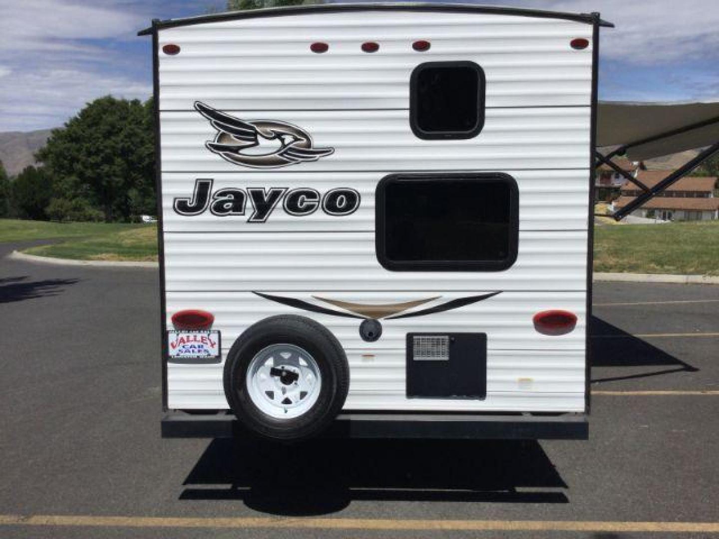2018 WHITE /brown leather JAY FLIGHT SLX 224 RV (1UJBJ0BM9J7) , located at 1801 Main Street, Lewiston, 83501, (208) 743-9371, 46.417065, -117.004799- Photo#3