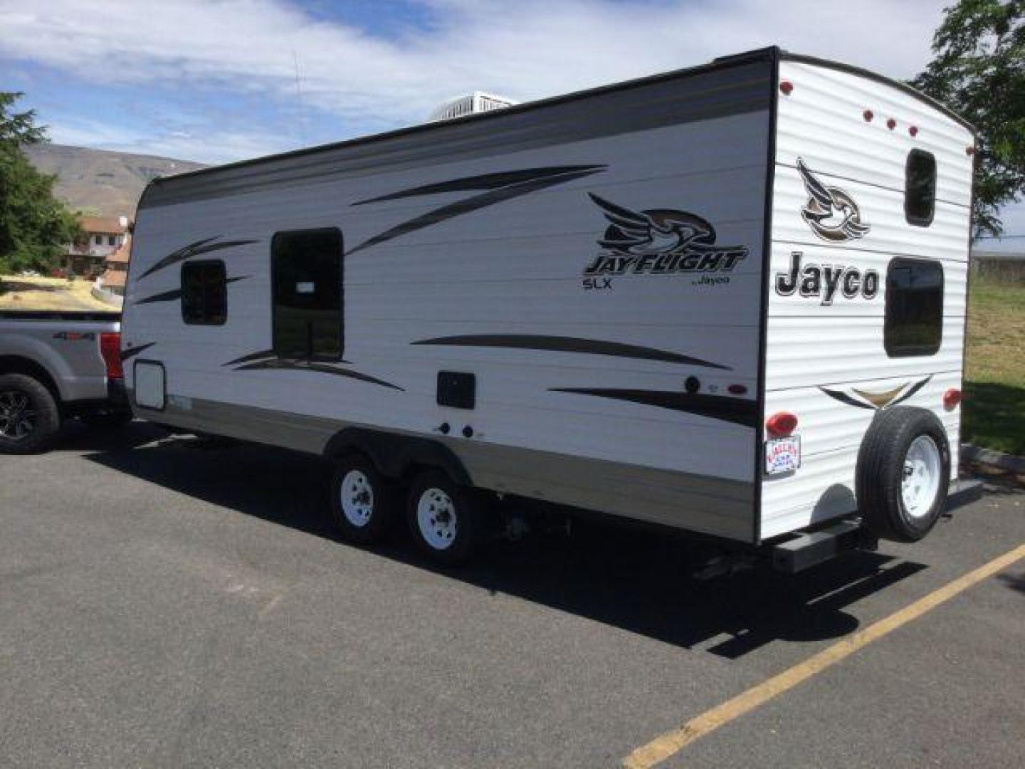 2018 WHITE /brown leather JAY FLIGHT SLX 224 RV (1UJBJ0BM9J7) , located at 1801 Main Street, Lewiston, 83501, (208) 743-9371, 46.417065, -117.004799- Photo#4