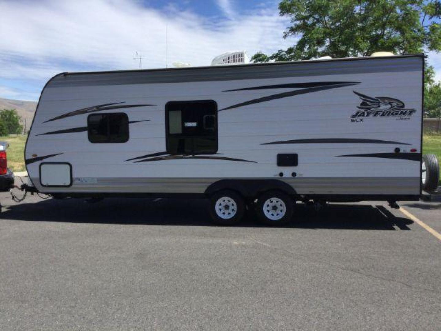 2018 WHITE /brown leather JAY FLIGHT SLX 224 RV (1UJBJ0BM9J7) , located at 1801 Main Street, Lewiston, 83501, (208) 743-9371, 46.417065, -117.004799- Photo#5