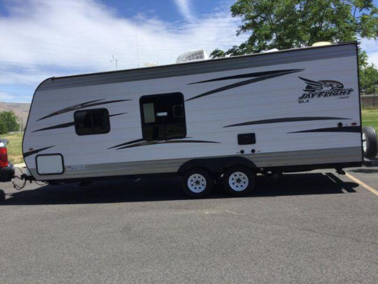 2018 WHITE /brown leather JAY FLIGHT SLX 224 RV (1UJBJ0BM9J7) , located at 1801 Main Street, Lewiston, 83501, (208) 743-9371, 46.417065, -117.004799- Photo#6