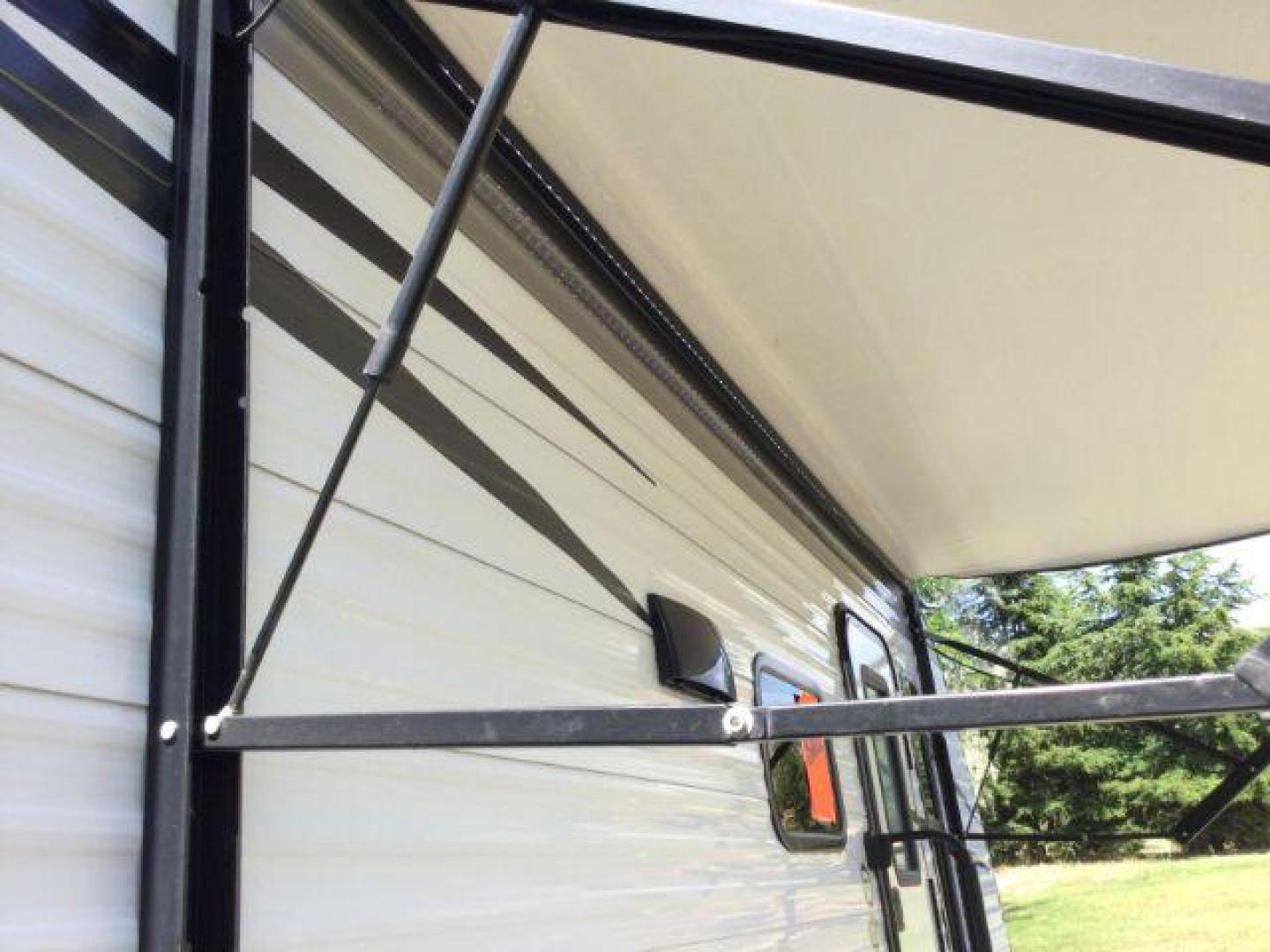 2018 WHITE /brown leather JAY FLIGHT SLX 224 RV (1UJBJ0BM9J7) , located at 1801 Main Street, Lewiston, 83501, (208) 743-9371, 46.417065, -117.004799- Photo#8