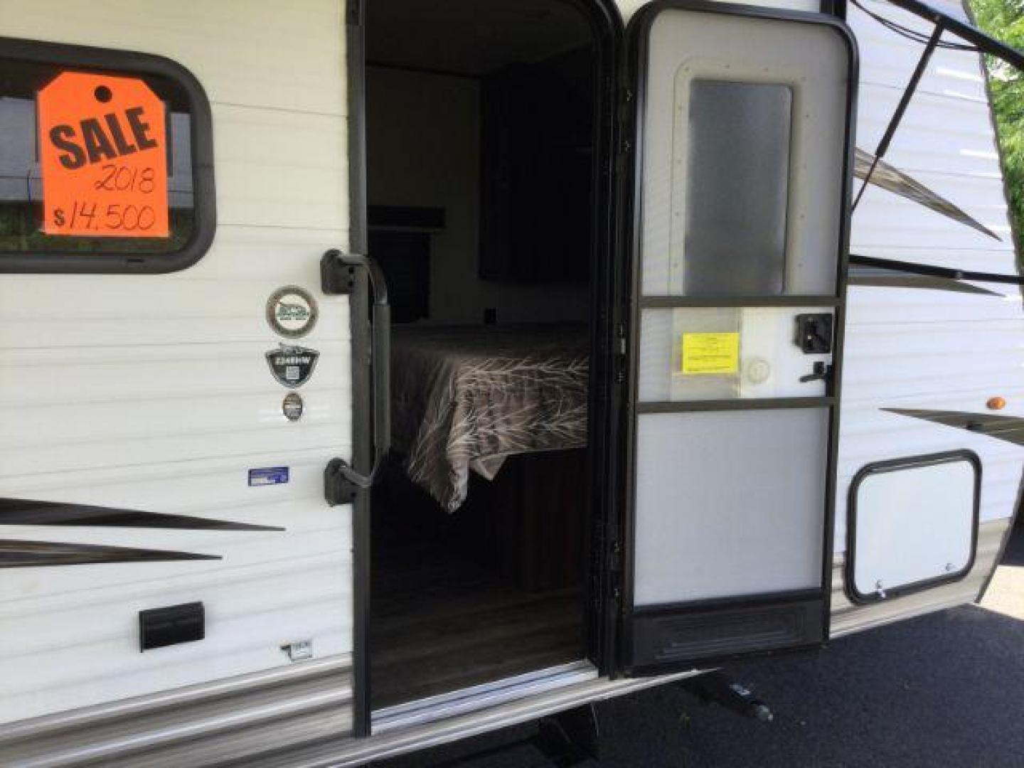 2018 WHITE /brown leather JAY FLIGHT SLX 224 RV (1UJBJ0BM9J7) , located at 1801 Main Street, Lewiston, 83501, (208) 743-9371, 46.417065, -117.004799- Photo#9