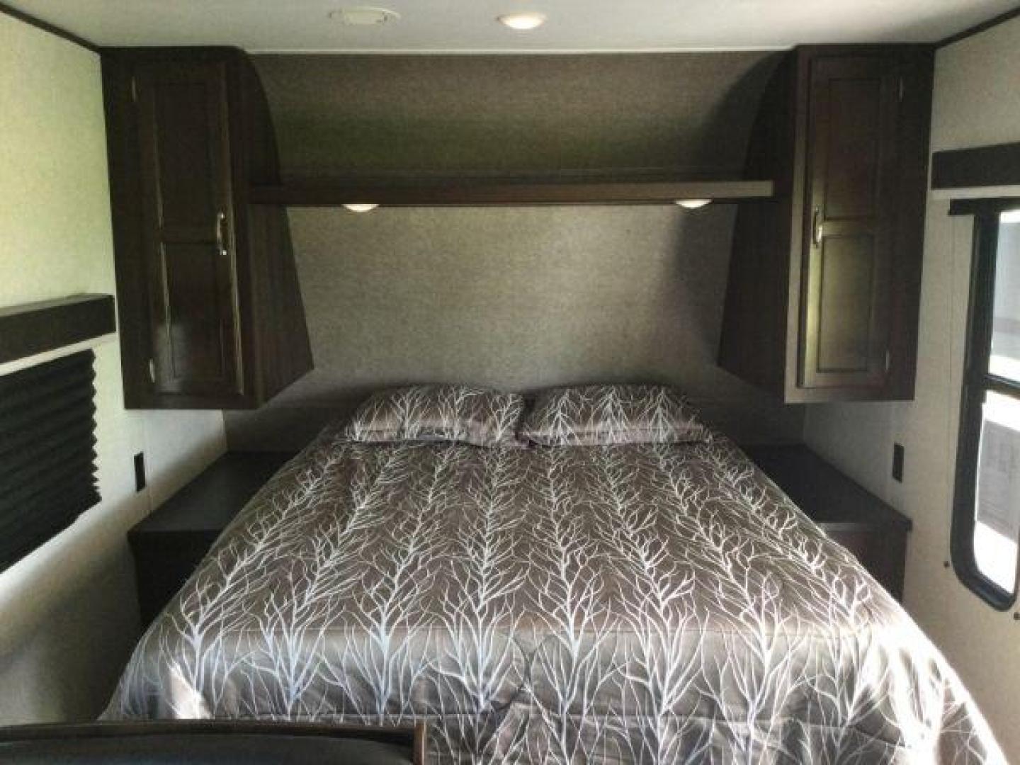 2018 WHITE /brown leather JAY FLIGHT SLX 224 RV (1UJBJ0BM9J7) , located at 1801 Main Street, Lewiston, 83501, (208) 743-9371, 46.417065, -117.004799- Photo#10