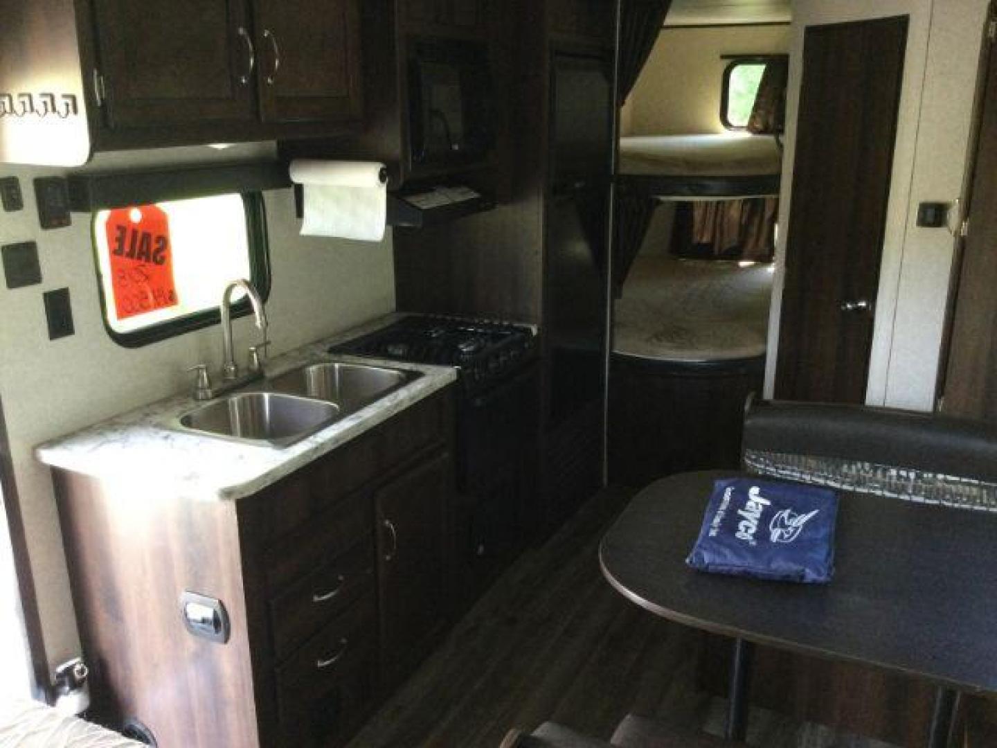 2018 WHITE /brown leather JAY FLIGHT SLX 224 RV (1UJBJ0BM9J7) , located at 1801 Main Street, Lewiston, 83501, (208) 743-9371, 46.417065, -117.004799- Photo#12