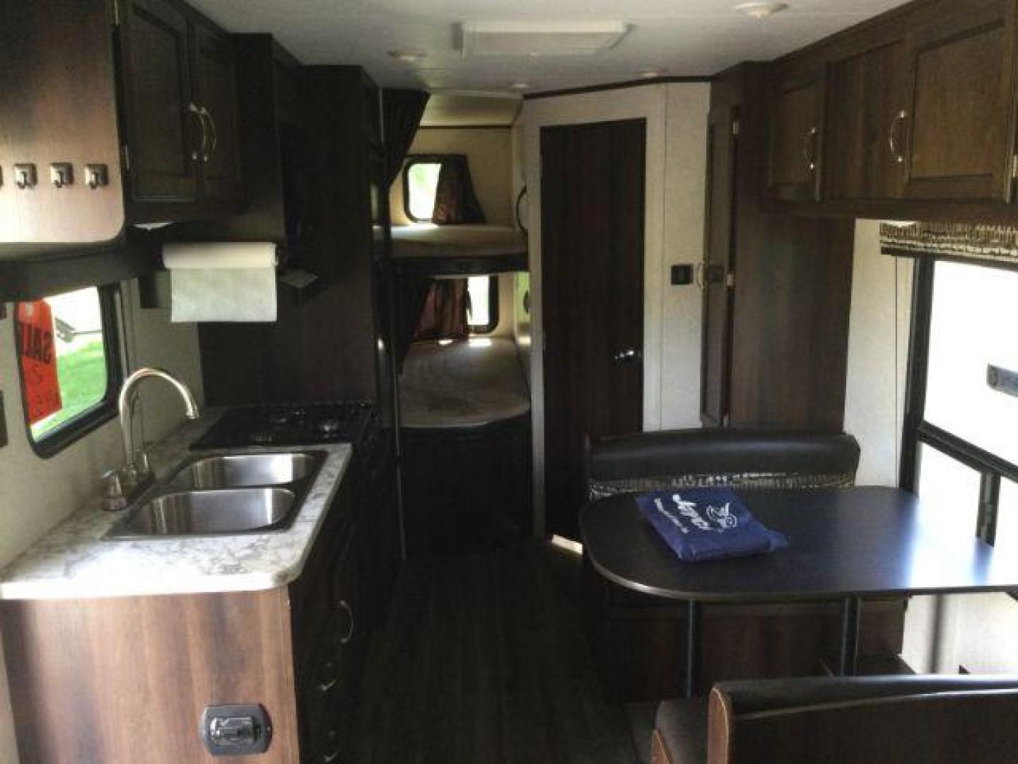 2018 WHITE /brown leather JAY FLIGHT SLX 224 RV (1UJBJ0BM9J7) , located at 1801 Main Street, Lewiston, 83501, (208) 743-9371, 46.417065, -117.004799- Photo#13