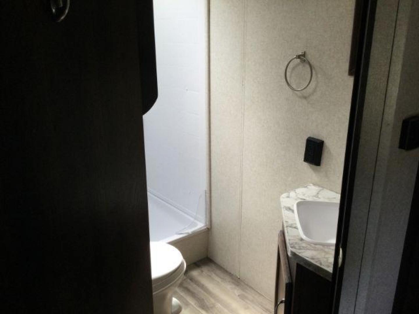2018 WHITE /brown leather JAY FLIGHT SLX 224 RV (1UJBJ0BM9J7) , located at 1801 Main Street, Lewiston, 83501, (208) 743-9371, 46.417065, -117.004799- Photo#16