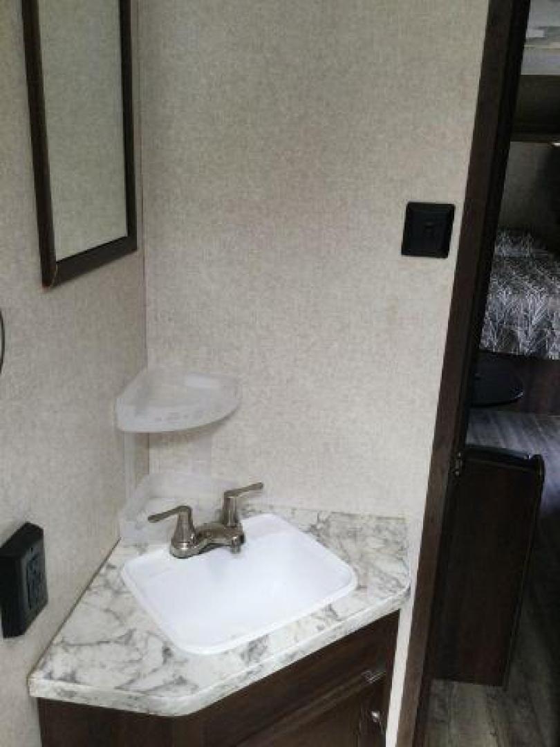 2018 WHITE /brown leather JAY FLIGHT SLX 224 RV (1UJBJ0BM9J7) , located at 1801 Main Street, Lewiston, 83501, (208) 743-9371, 46.417065, -117.004799- Photo#18