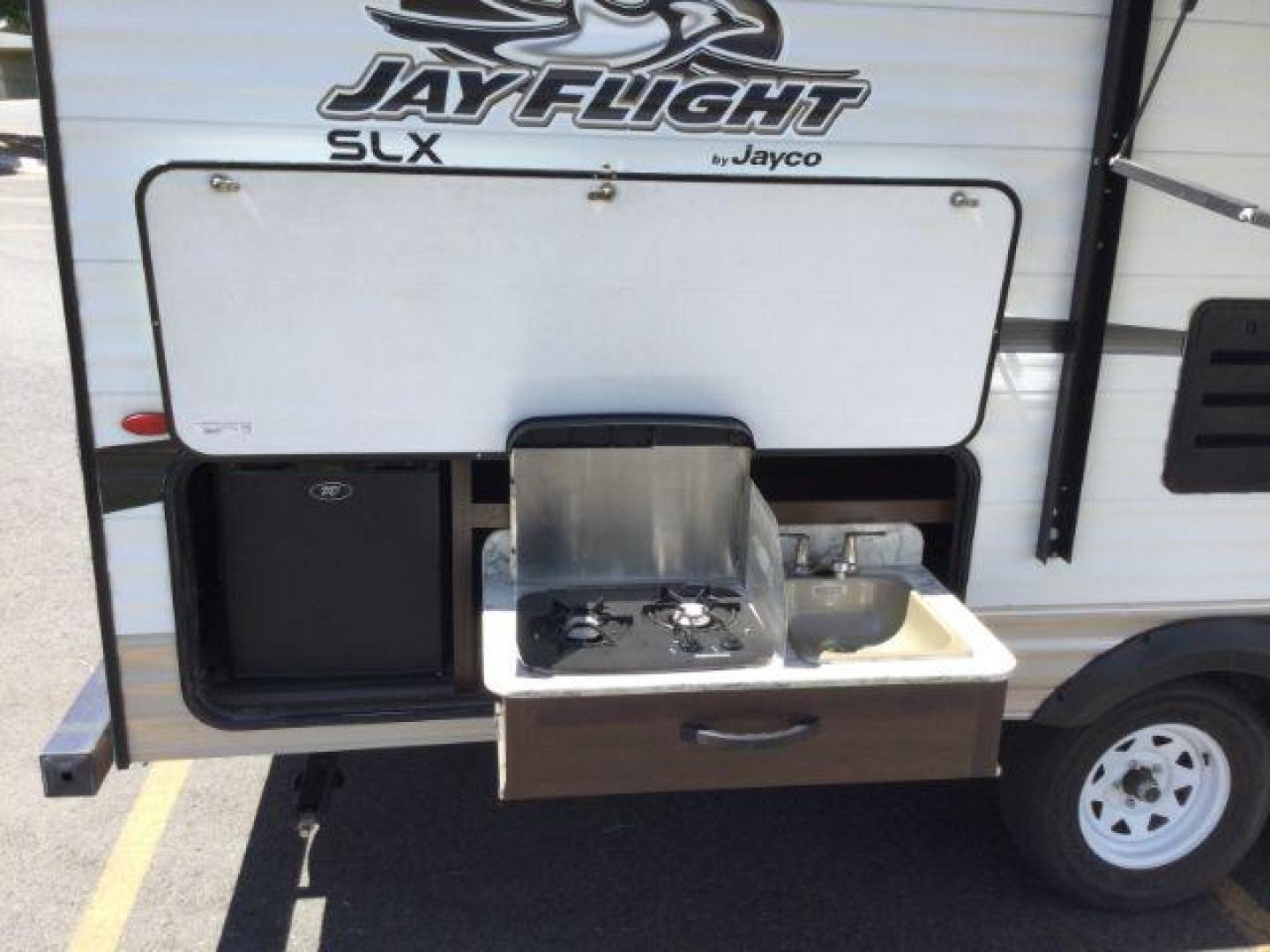 2018 WHITE /brown leather JAY FLIGHT SLX 224 RV (1UJBJ0BM9J7) , located at 1801 Main Street, Lewiston, 83501, (208) 743-9371, 46.417065, -117.004799- Photo#19