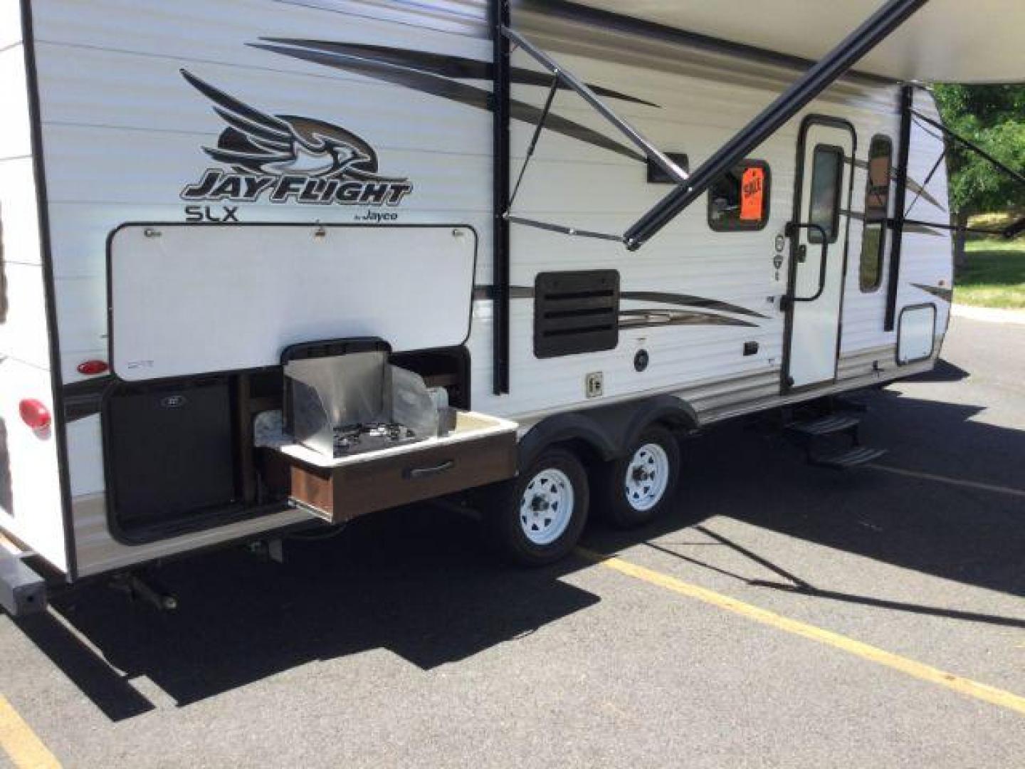 2018 WHITE /brown leather JAY FLIGHT SLX 224 RV (1UJBJ0BM9J7) , located at 1801 Main Street, Lewiston, 83501, (208) 743-9371, 46.417065, -117.004799- Photo#20