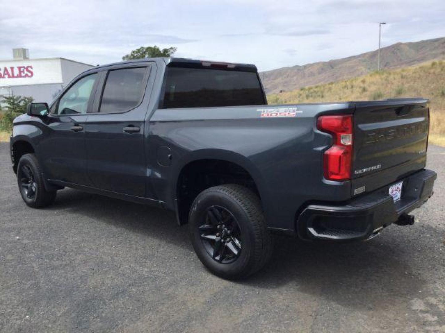 2019 Shadow Gray Metallic /Jet Black Chevrolet Silverado 1500 Custom Trail Boss (1GCPYCEF7KZ) with an EcoTec3 5.3L V-8 gasoline direct injection engine, 8-Speed Automatic transmission, located at 1801 Main Street, Lewiston, 83501, (208) 743-9371, 46.417065, -117.004799 - Photo#7