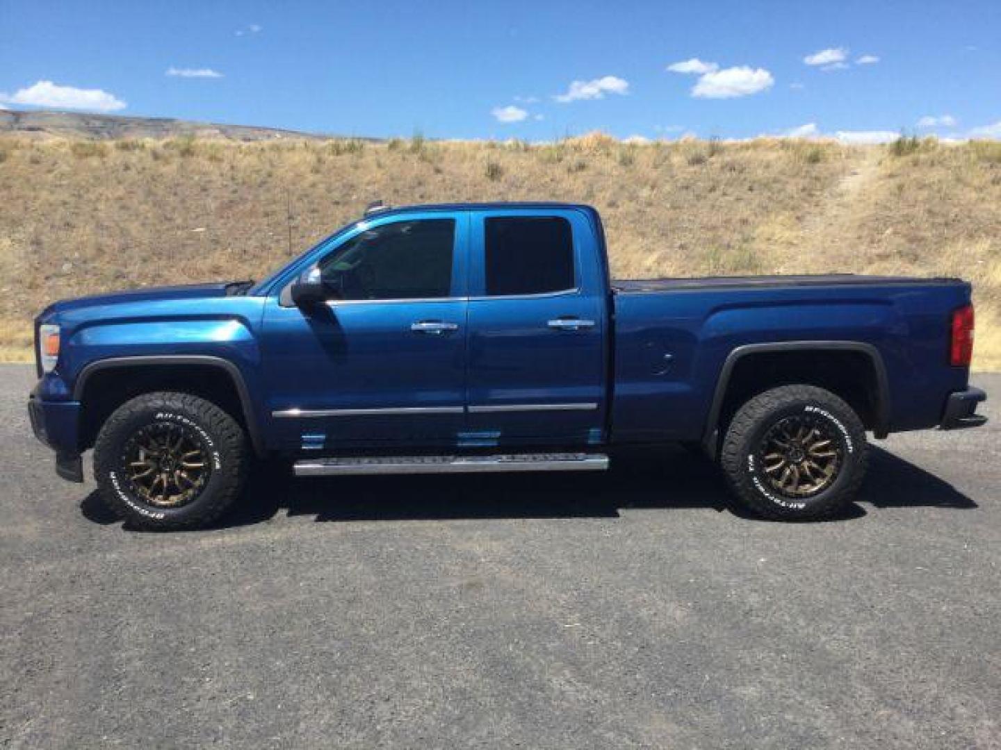 2015 Stone Blue Metallic /Jet Black GMC Sierra 1500 SLT (1GTV2VEC0FZ) with an EcoTec3 6.2L V-8 gasoline direct injection engine, 6-Speed Automatic transmission, located at 1801 Main Street, Lewiston, 83501, (208) 743-9371, 46.417065, -117.004799- Photo#2