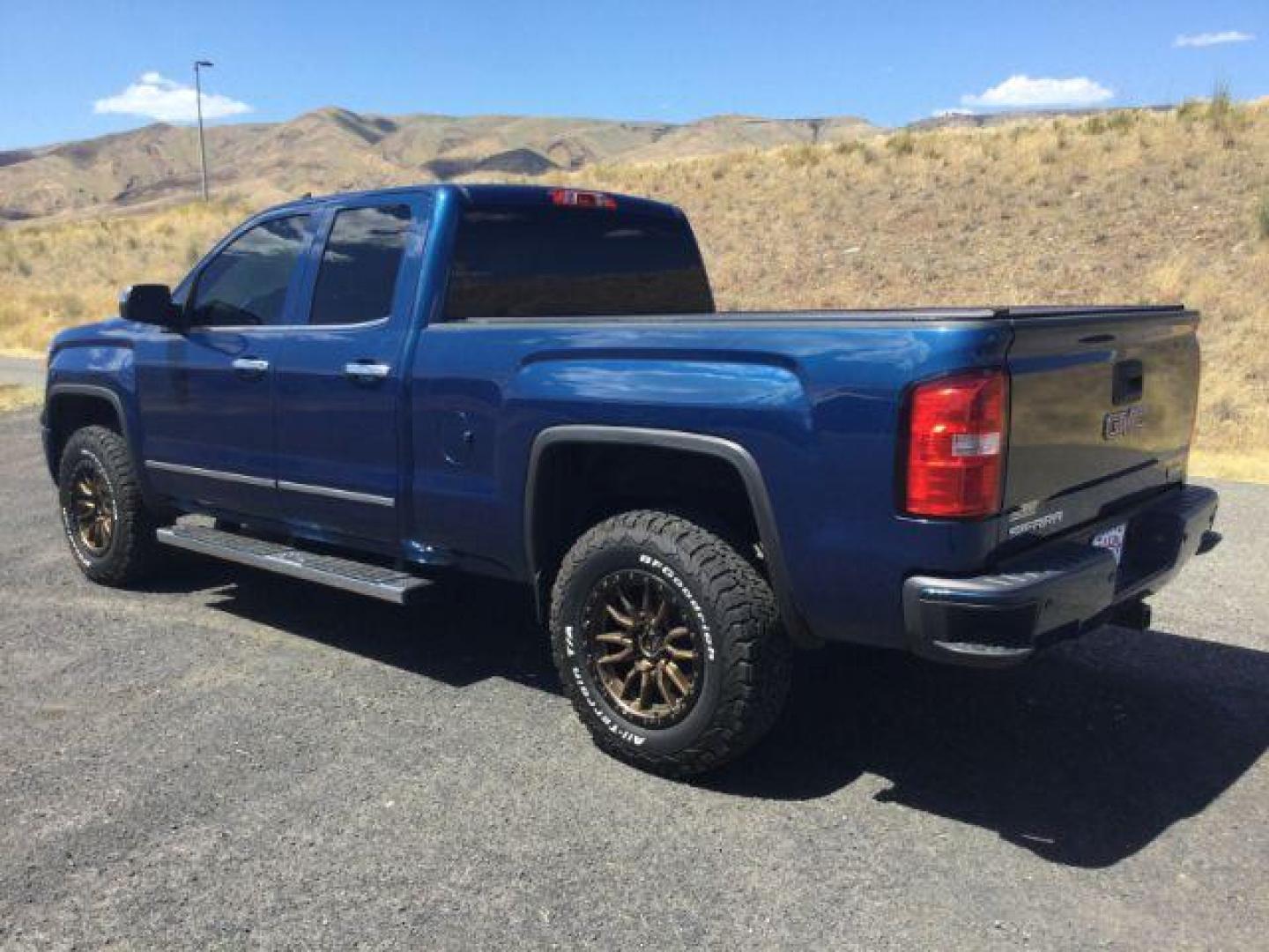 2015 Stone Blue Metallic /Jet Black GMC Sierra 1500 SLT (1GTV2VEC0FZ) with an EcoTec3 6.2L V-8 gasoline direct injection engine, 6-Speed Automatic transmission, located at 1801 Main Street, Lewiston, 83501, (208) 743-9371, 46.417065, -117.004799- Photo#7