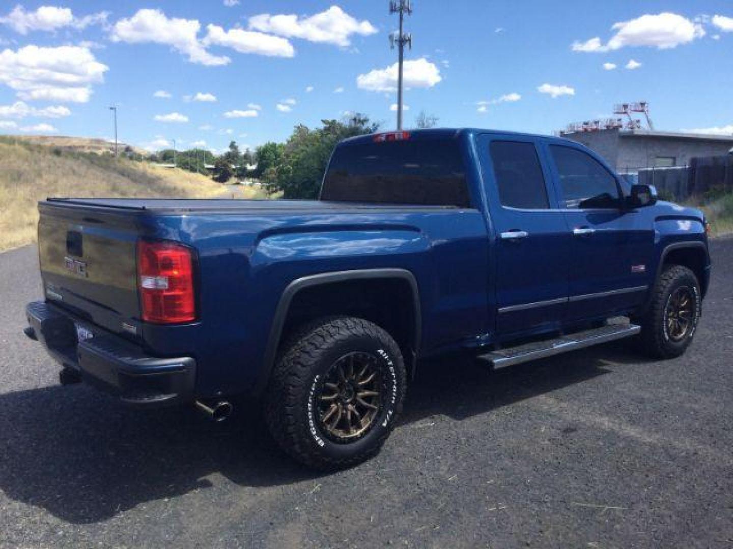 2015 Stone Blue Metallic /Jet Black GMC Sierra 1500 SLT (1GTV2VEC0FZ) with an EcoTec3 6.2L V-8 gasoline direct injection engine, 6-Speed Automatic transmission, located at 1801 Main Street, Lewiston, 83501, (208) 743-9371, 46.417065, -117.004799- Photo#18