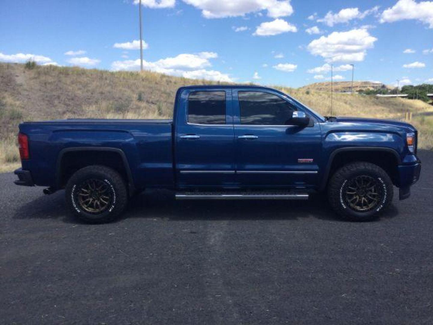 2015 Stone Blue Metallic /Jet Black GMC Sierra 1500 SLT (1GTV2VEC0FZ) with an EcoTec3 6.2L V-8 gasoline direct injection engine, 6-Speed Automatic transmission, located at 1801 Main Street, Lewiston, 83501, (208) 743-9371, 46.417065, -117.004799- Photo#19
