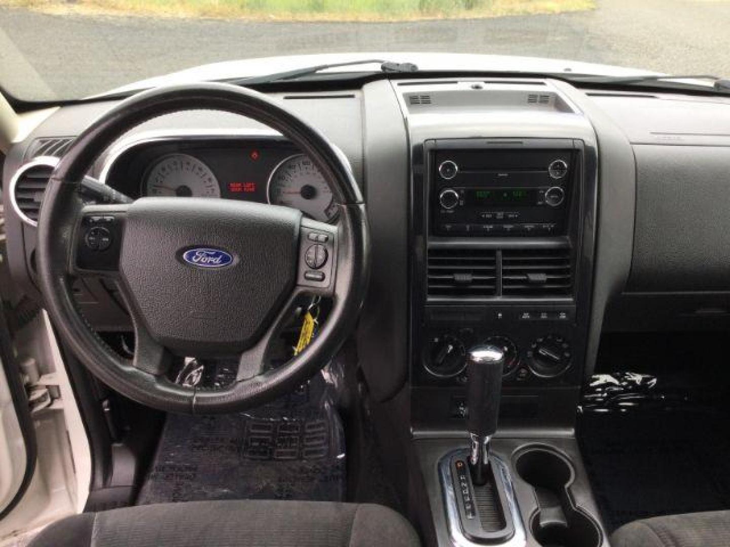2009 White Suede Clearcoat Ford Explorer Sport Trac XLT (1FMEU51E89U) with an 4L V-6 regular unleaded engine, located at 1801 Main Street, Lewiston, 83501, (208) 743-9371, 46.417065, -117.004799 - Photo#4