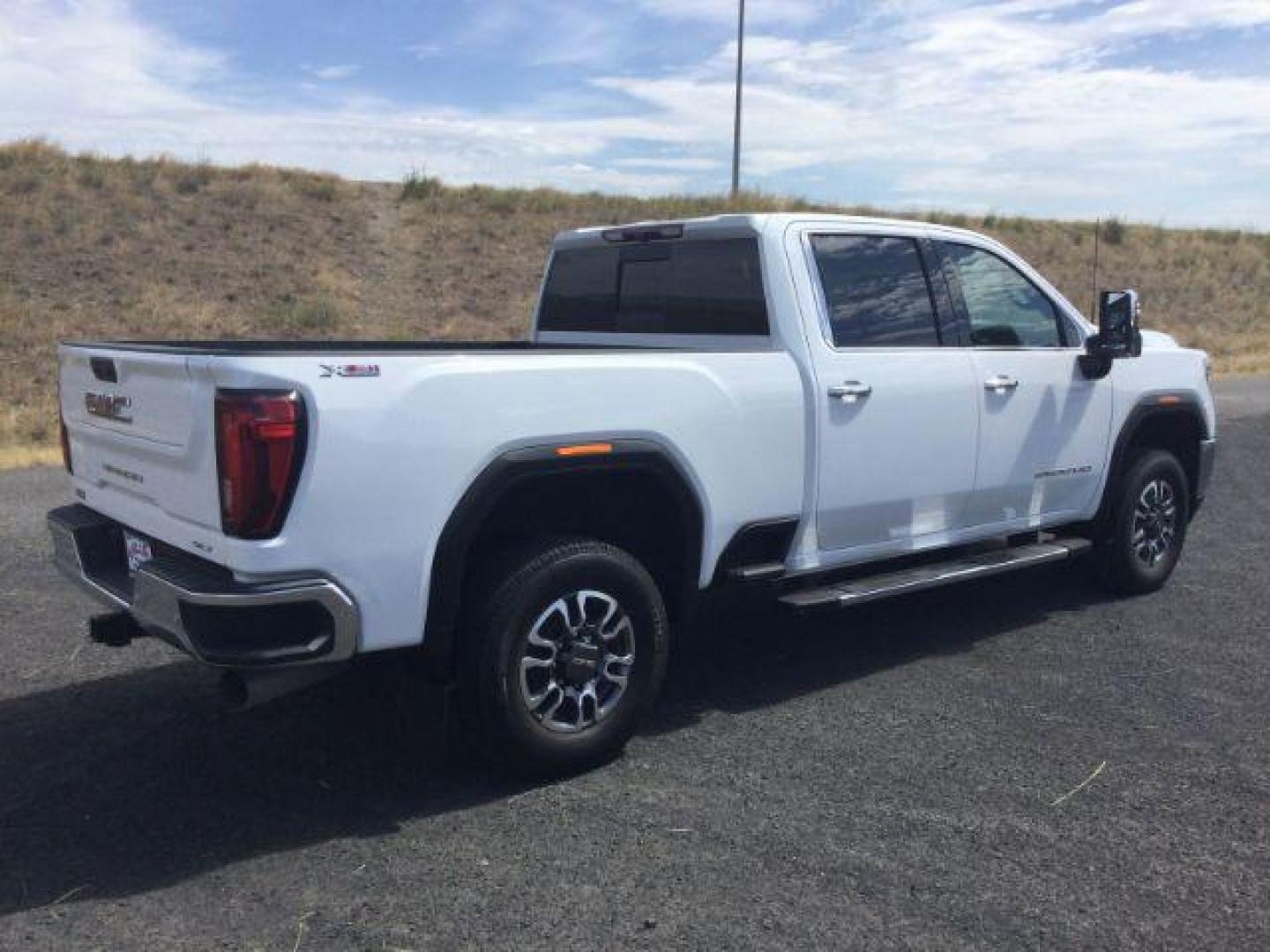 2023 Summit White /Jet Black GMC Sierra 2500HD SLT (1GT49NEY4PF) with an Duramax 6.6L V-8 diesel direct injection engine, 10 speed automatic transmission, located at 1801 Main Street, Lewiston, 83501, (208) 743-9371, 46.417065, -117.004799- Photo#7