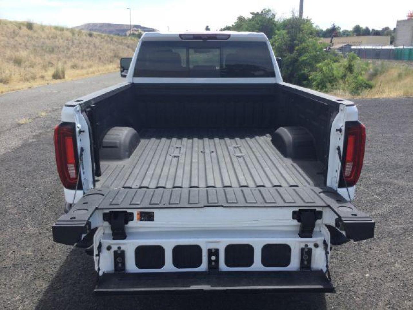 2023 Summit White /Jet Black GMC Sierra 2500HD SLT (1GT49NEY4PF) with an Duramax 6.6L V-8 diesel direct injection engine, 10 speed automatic transmission, located at 1801 Main Street, Lewiston, 83501, (208) 743-9371, 46.417065, -117.004799- Photo#9