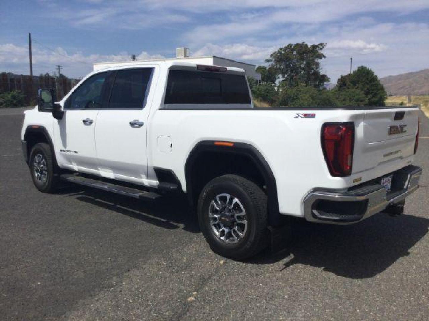 2023 Summit White /Jet Black GMC Sierra 2500HD SLT (1GT49NEY4PF) with an Duramax 6.6L V-8 diesel direct injection engine, 10 speed automatic transmission, located at 1801 Main Street, Lewiston, 83501, (208) 743-9371, 46.417065, -117.004799- Photo#18