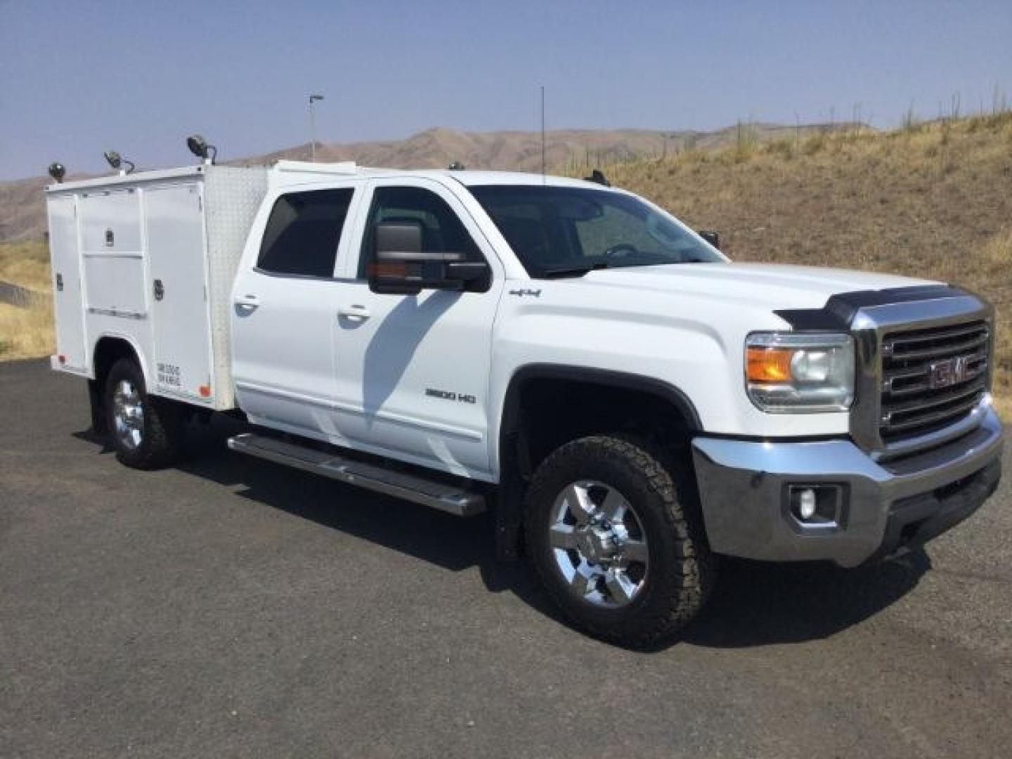 2018 Summit White /Jet Black GMC Sierra 3500HD SLE (1GD42WCG1JF) with an Vortec 6L V-8 variable valve control engine, 6-Speed Automatic transmission, located at 1801 Main Street, Lewiston, 83501, (208) 743-9371, 46.417065, -117.004799- Photo#1