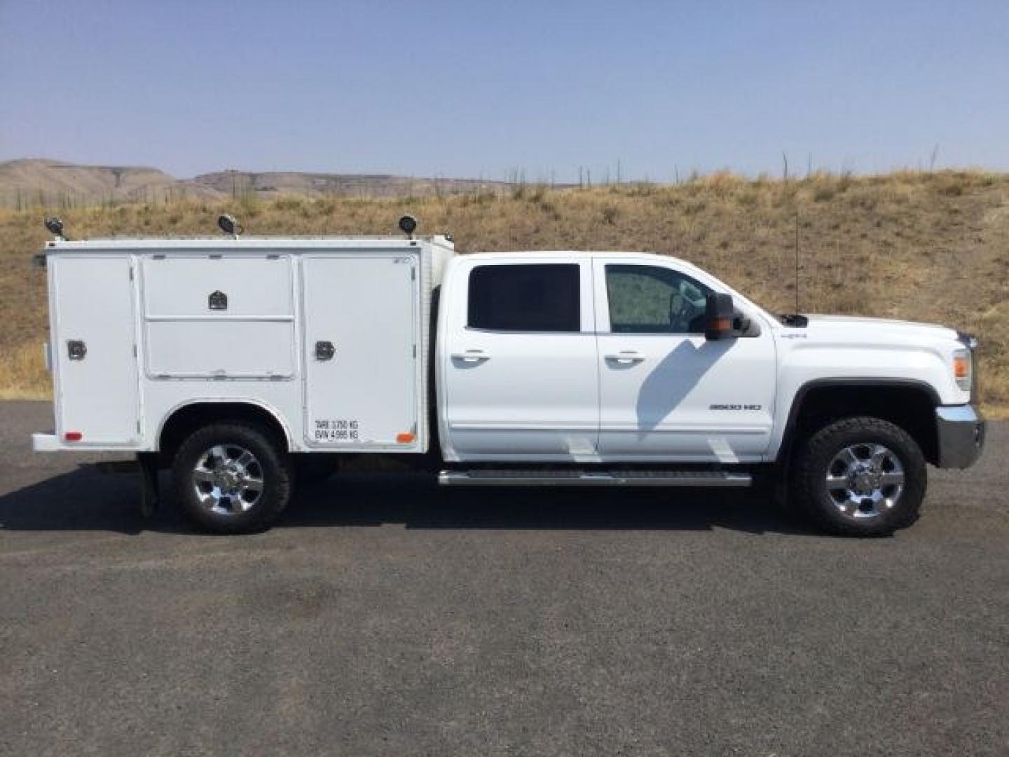 2018 Summit White /Jet Black GMC Sierra 3500HD SLE (1GD42WCG1JF) with an Vortec 6L V-8 variable valve control engine, 6-Speed Automatic transmission, located at 1801 Main Street, Lewiston, 83501, (208) 743-9371, 46.417065, -117.004799- Photo#2