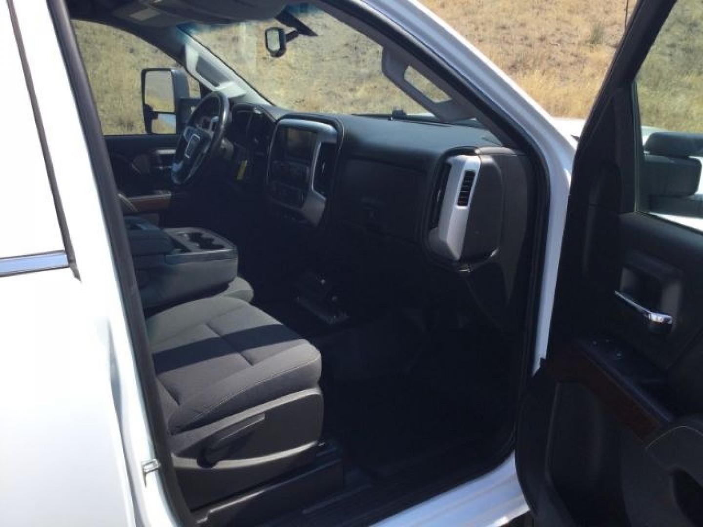 2018 Summit White /Jet Black GMC Sierra 3500HD SLE (1GD42WCG1JF) with an Vortec 6L V-8 variable valve control engine, 6-Speed Automatic transmission, located at 1801 Main Street, Lewiston, 83501, (208) 743-9371, 46.417065, -117.004799- Photo#4
