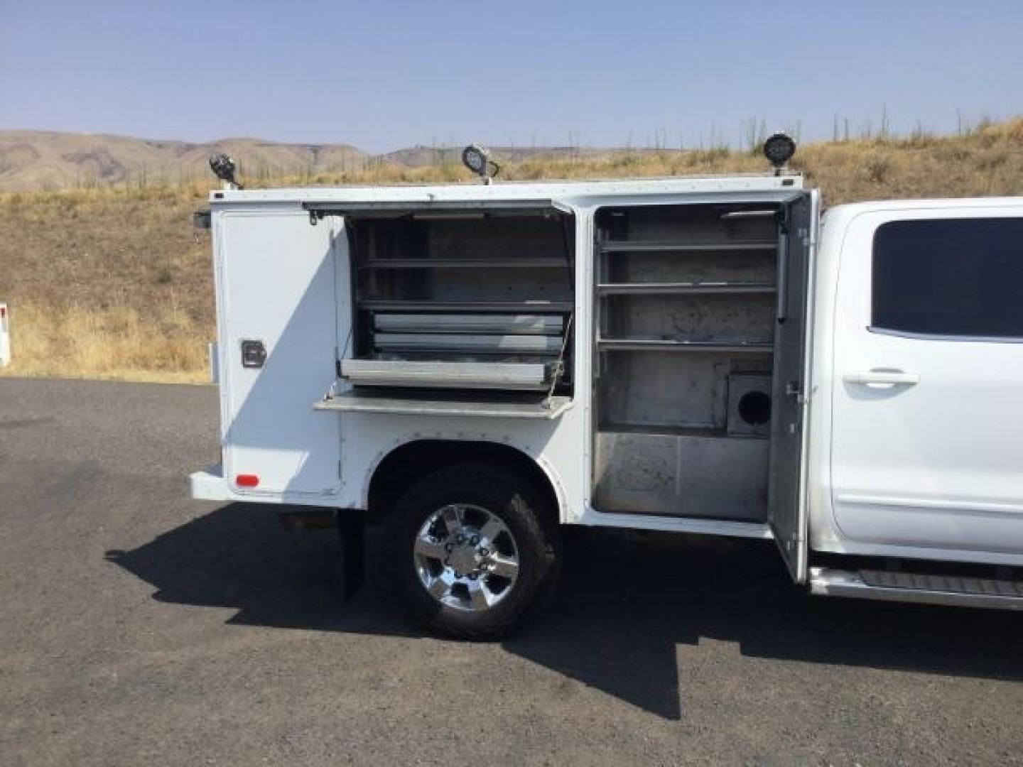 2018 Summit White /Jet Black GMC Sierra 3500HD SLE (1GD42WCG1JF) with an Vortec 6L V-8 variable valve control engine, 6-Speed Automatic transmission, located at 1801 Main Street, Lewiston, 83501, (208) 743-9371, 46.417065, -117.004799- Photo#5