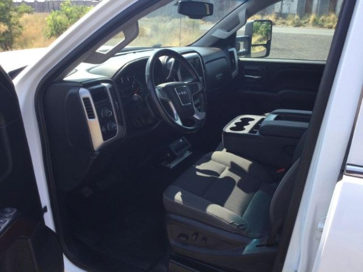 2018 Summit White /Jet Black GMC Sierra 3500HD SLE (1GD42WCG1JF) with an Vortec 6L V-8 variable valve control engine, 6-Speed Automatic transmission, located at 1801 Main Street, Lewiston, 83501, (208) 743-9371, 46.417065, -117.004799- Photo#8