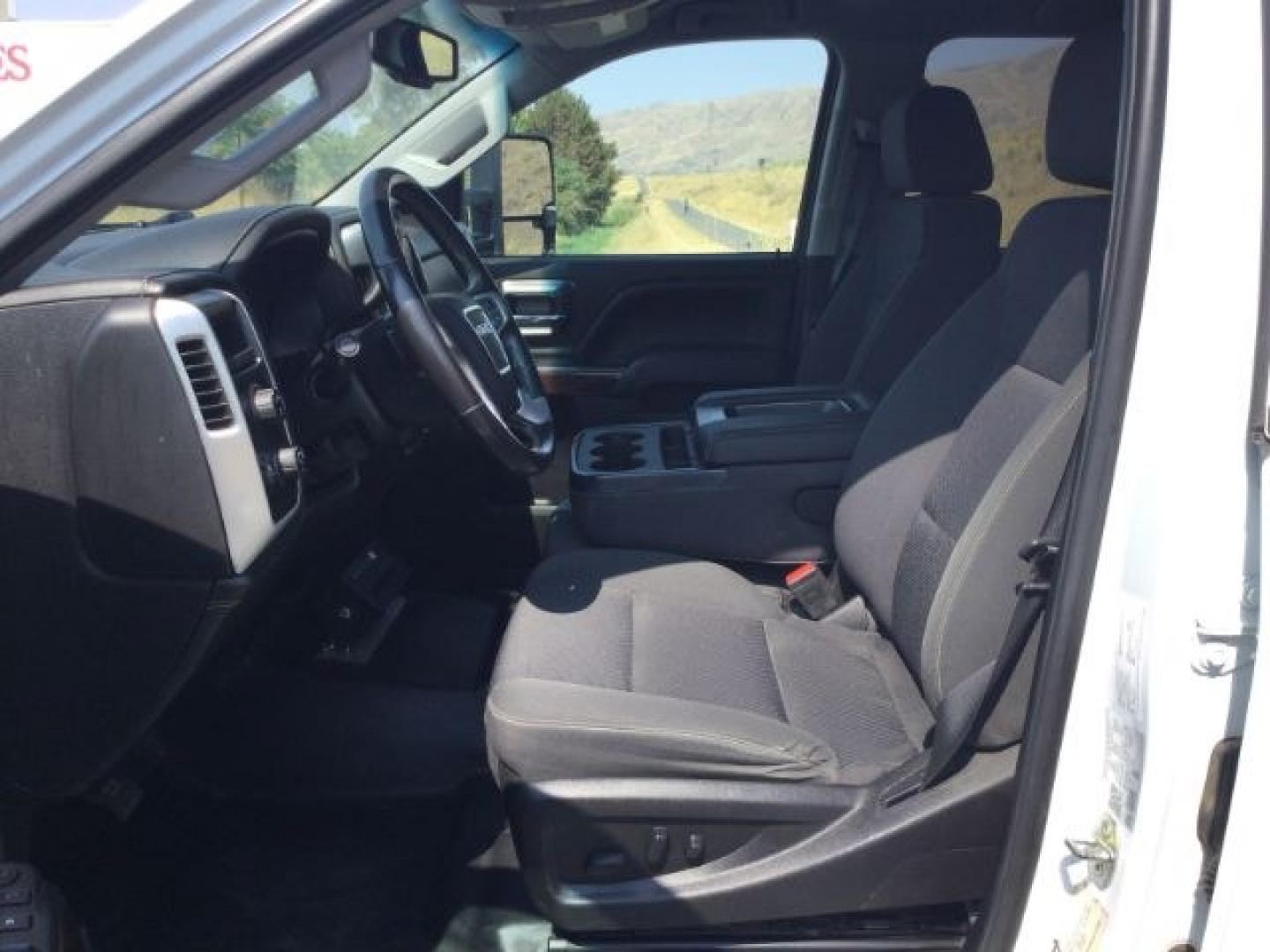 2018 Summit White /Jet Black GMC Sierra 3500HD SLE (1GD42WCG1JF) with an Vortec 6L V-8 variable valve control engine, 6-Speed Automatic transmission, located at 1801 Main Street, Lewiston, 83501, (208) 743-9371, 46.417065, -117.004799- Photo#13