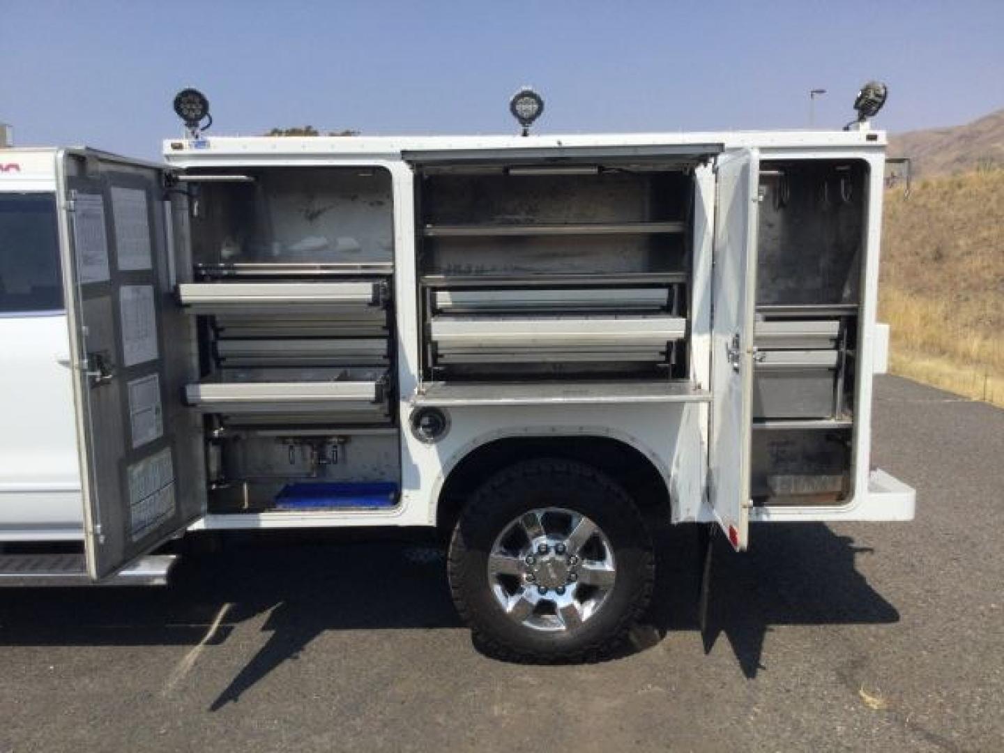 2018 Summit White /Jet Black GMC Sierra 3500HD SLE (1GD42WCG1JF) with an Vortec 6L V-8 variable valve control engine, 6-Speed Automatic transmission, located at 1801 Main Street, Lewiston, 83501, (208) 743-9371, 46.417065, -117.004799- Photo#19