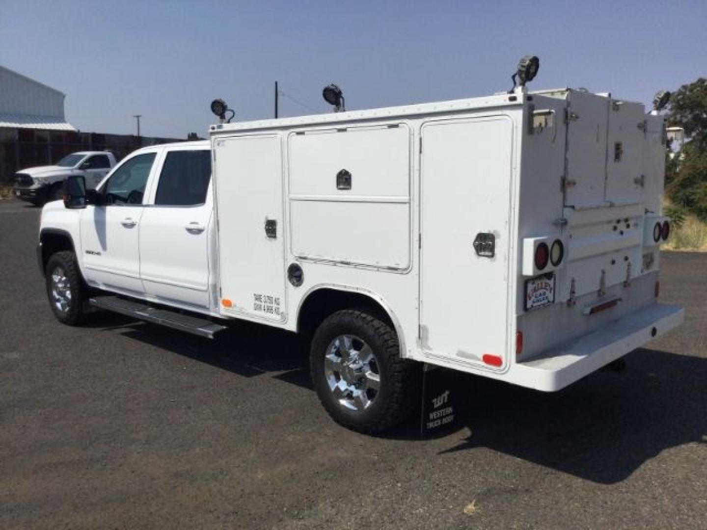 2018 Summit White /Jet Black GMC Sierra 3500HD SLE (1GD42WCG1JF) with an Vortec 6L V-8 variable valve control engine, 6-Speed Automatic transmission, located at 1801 Main Street, Lewiston, 83501, (208) 743-9371, 46.417065, -117.004799- Photo#20