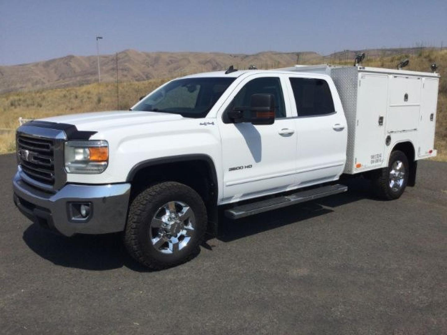 2018 Summit White /Jet Black GMC Sierra 3500HD SLE (1GD42WCG1JF) with an Vortec 6L V-8 variable valve control engine, 6-Speed Automatic transmission, located at 1801 Main Street, Lewiston, 83501, (208) 743-9371, 46.417065, -117.004799- Photo#21