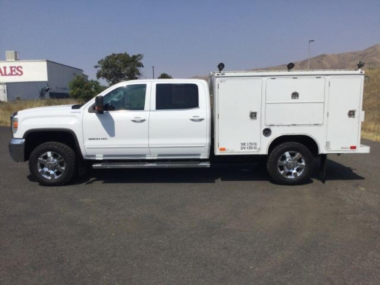 2018 Summit White /Jet Black GMC Sierra 3500HD SLE (1GD42WCG1JF) with an Vortec 6L V-8 variable valve control engine, 6-Speed Automatic transmission, located at 1801 Main Street, Lewiston, 83501, (208) 743-9371, 46.417065, -117.004799- Photo#22
