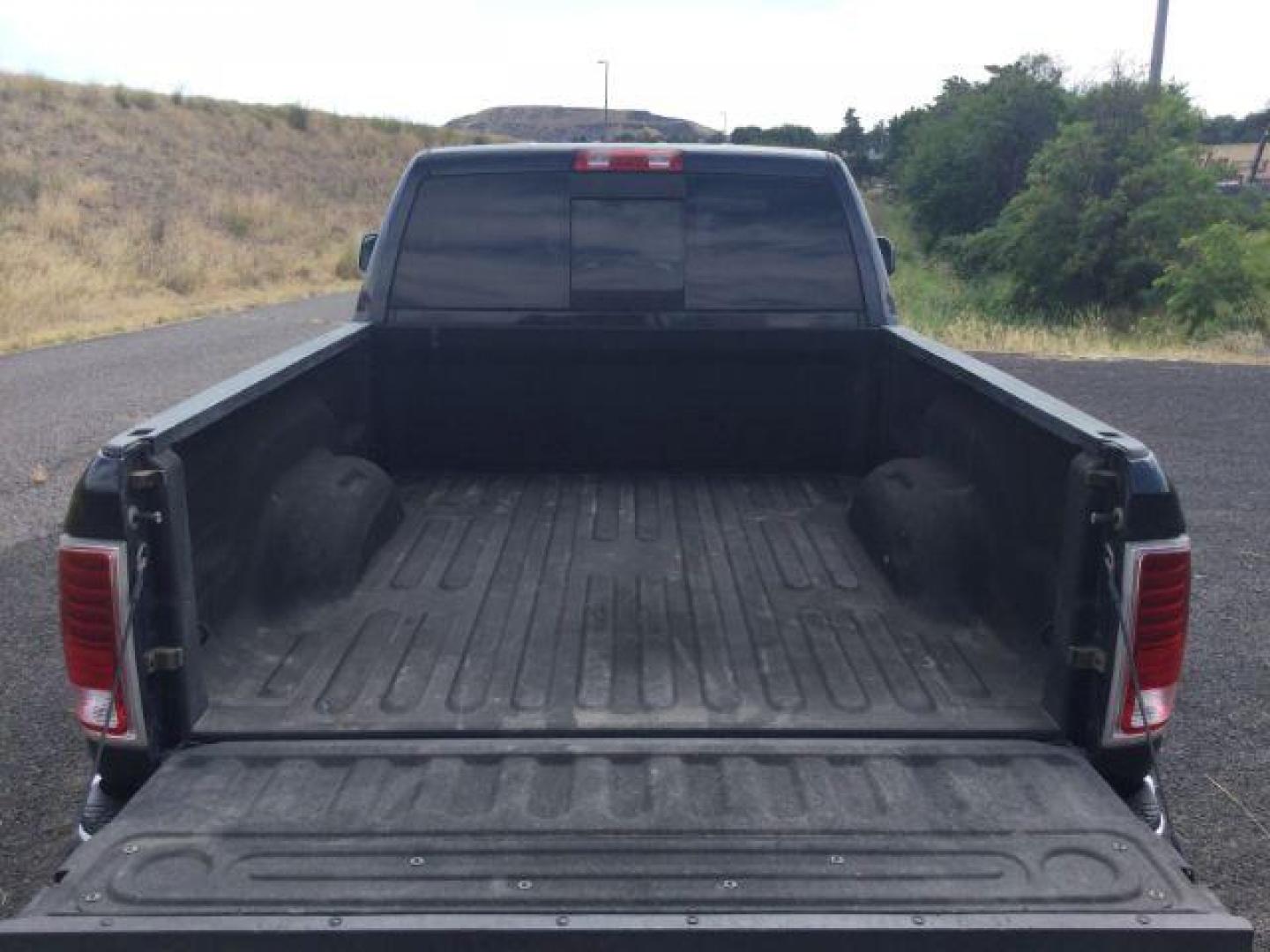 2017 Maximum Steel Metallic Clearcoat /Black Ram 2500 Laramie Crew Cab 4x4 6'4 Box (3C6UR5FL8HG) with an Cummins 6.7L I-6 diesel direct injection engine, 6-Speed Automatic transmission, located at 1801 Main Street, Lewiston, 83501, (208) 743-9371, 46.417065, -117.004799 - Photo#11