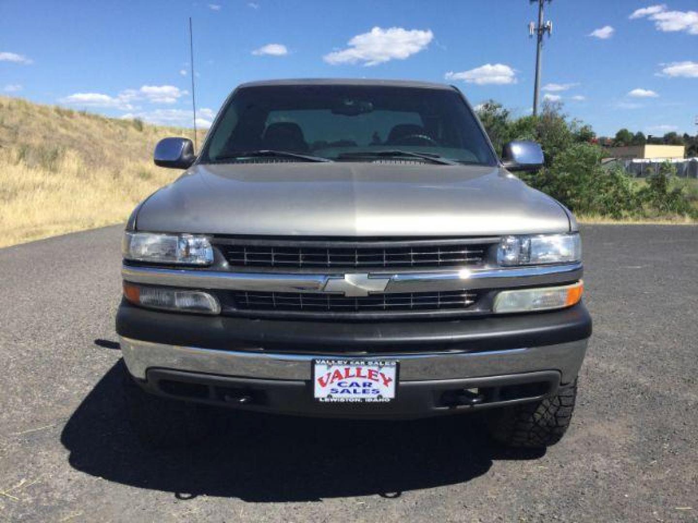 2002 Light Pewter Metallic /Graphite Chevrolet Silverado 1500 LS (2GCEK19T021) with an Vortec 5.3L V-8 regular unleaded engine, 4 Speed Automatic transmission, located at 1801 Main Street, Lewiston, 83501, (208) 743-9371, 46.417065, -117.004799 - Photo#4