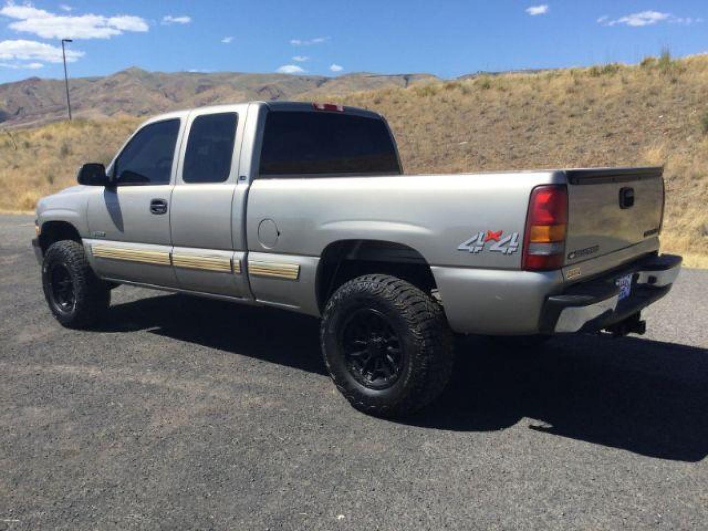 2002 Light Pewter Metallic /Graphite Chevrolet Silverado 1500 LS (2GCEK19T021) with an Vortec 5.3L V-8 regular unleaded engine, 4 Speed Automatic transmission, located at 1801 Main Street, Lewiston, 83501, (208) 743-9371, 46.417065, -117.004799 - Photo#5
