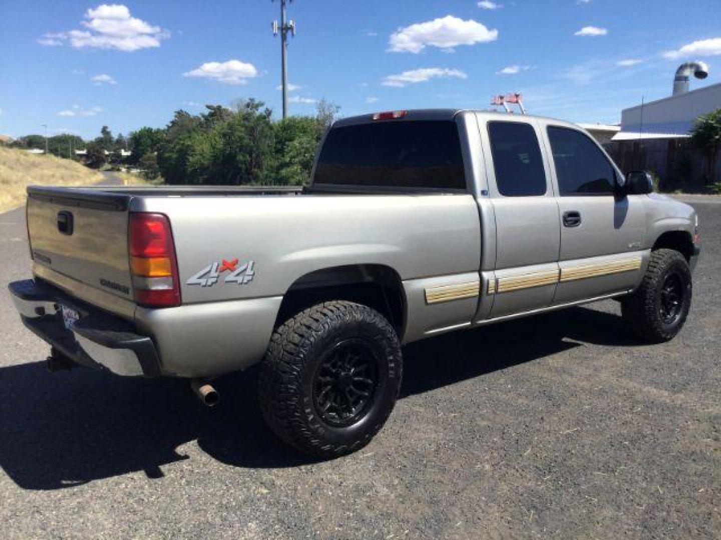 2002 Light Pewter Metallic /Graphite Chevrolet Silverado 1500 LS (2GCEK19T021) with an Vortec 5.3L V-8 regular unleaded engine, 4 Speed Automatic transmission, located at 1801 Main Street, Lewiston, 83501, (208) 743-9371, 46.417065, -117.004799 - Photo#15