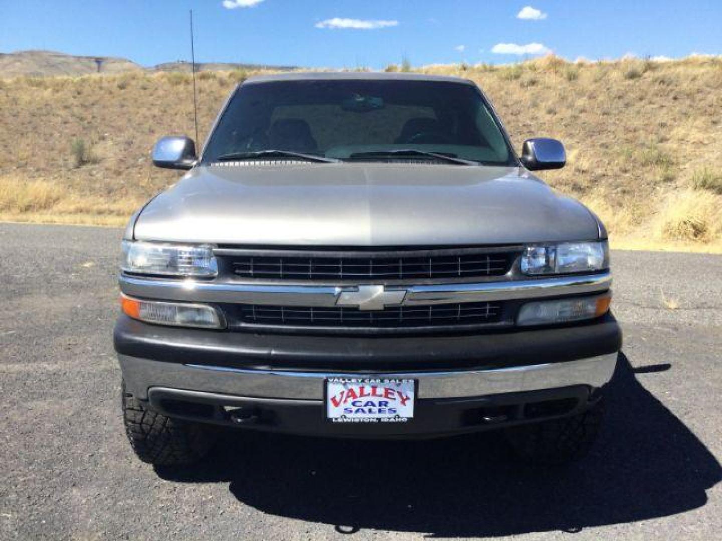 2002 Light Pewter Metallic /Graphite Chevrolet Silverado 1500 LS (2GCEK19T021) with an Vortec 5.3L V-8 regular unleaded engine, 4 Speed Automatic transmission, located at 1801 Main Street, Lewiston, 83501, (208) 743-9371, 46.417065, -117.004799 - Photo#21
