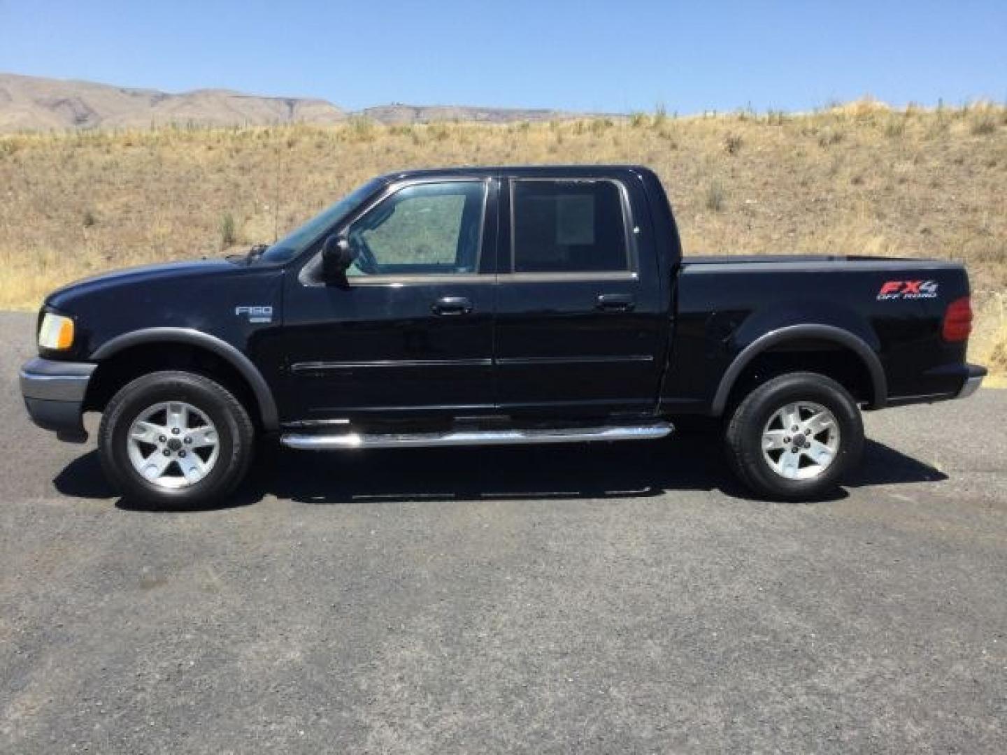 2003 Black Clearcoat /Medium Graphite Ford F-150 XLT (1FTRW08LX3K) with an Triton 5.4L V-8 regular unleaded engine, automatic transmission, located at 1801 Main Street, Lewiston, 83501, (208) 743-9371, 46.417065, -117.004799- Photo#2