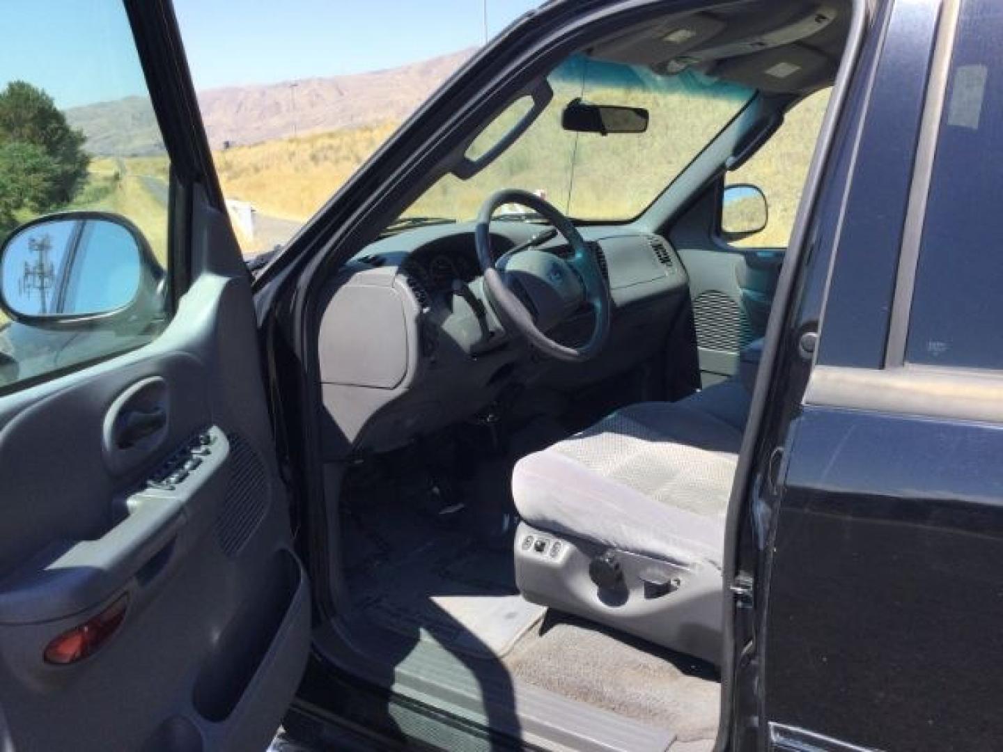 2003 Black Clearcoat /Medium Graphite Ford F-150 XLT (1FTRW08LX3K) with an Triton 5.4L V-8 regular unleaded engine, automatic transmission, located at 1801 Main Street, Lewiston, 83501, (208) 743-9371, 46.417065, -117.004799- Photo#3