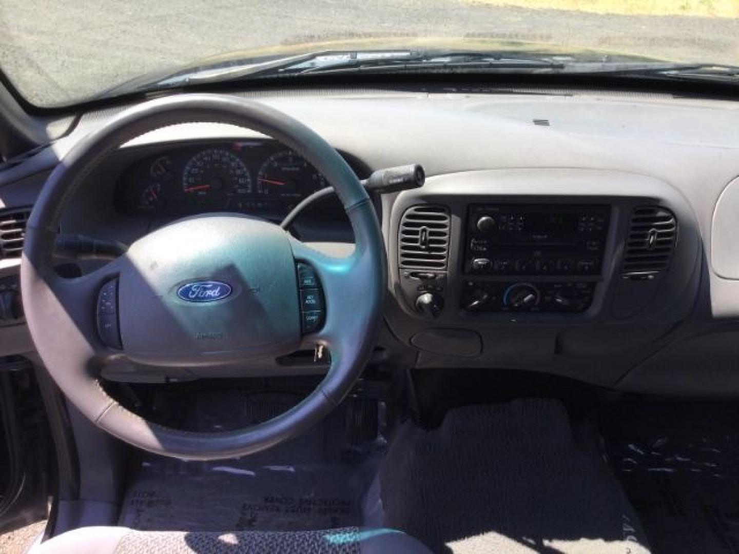2003 Black Clearcoat /Medium Graphite Ford F-150 XLT (1FTRW08LX3K) with an Triton 5.4L V-8 regular unleaded engine, automatic transmission, located at 1801 Main Street, Lewiston, 83501, (208) 743-9371, 46.417065, -117.004799- Photo#5
