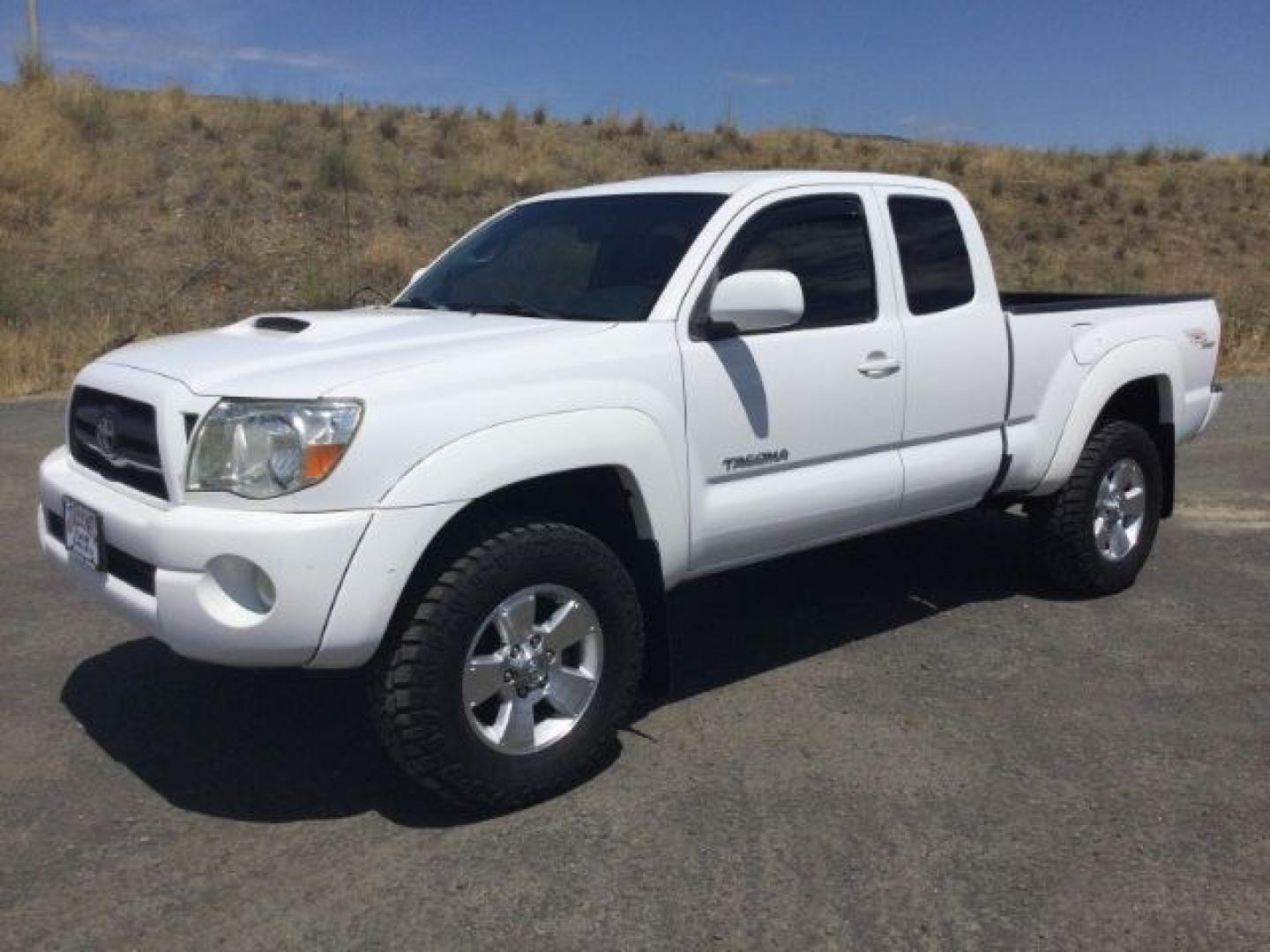 2008 Super White /Graphite Toyota Tacoma Base V6 (5TEUU42N78Z) with an 4L V-6 DOHC engine, 5-Speed Automatic transmission, located at 1801 Main Street, Lewiston, 83501, (208) 743-9371, 46.417065, -117.004799- Photo#1