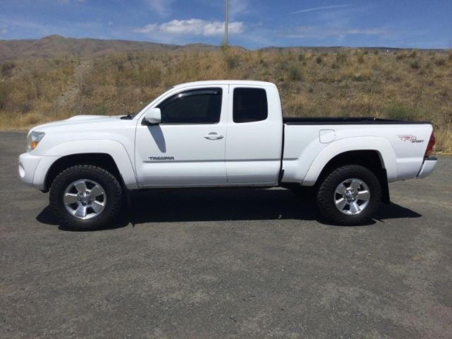 2008 Super White /Graphite Toyota Tacoma Base V6 (5TEUU42N78Z) with an 4L V-6 DOHC engine, 5-Speed Automatic transmission, located at 1801 Main Street, Lewiston, 83501, (208) 743-9371, 46.417065, -117.004799- Photo#2